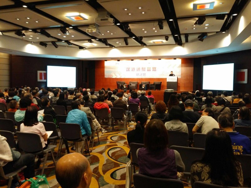 研討會受到投資者歡迎,熱鬧非凡,而「BIB 鑄博誠品」團隊亦誠心攜近期優質產品「太平優越5年富安保」到場助力,現場為各位有興趣的投資者講解。